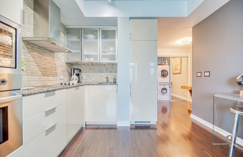 Toronto Entertainment District Apartment | SkyTree Modern Suites