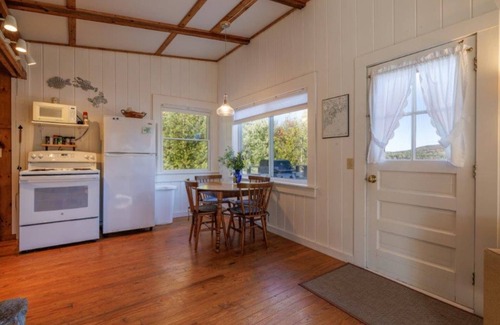 Hall Quarry Cottage | Skywater - Cozy waterfront studio