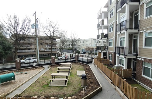 Langley Condo | Sleek Gem! Modern Comfort Condo Downtown Langley
