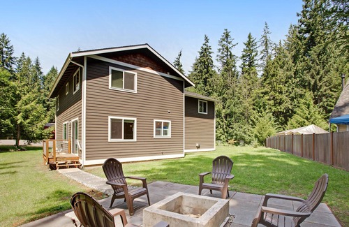 Clinton House | Sleek home with park-like property, free WiFi, gas grill & ideal location
