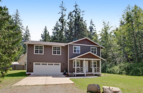 Clinton House | Sleek home with park-like property, free WiFi, gas grill & ideal location