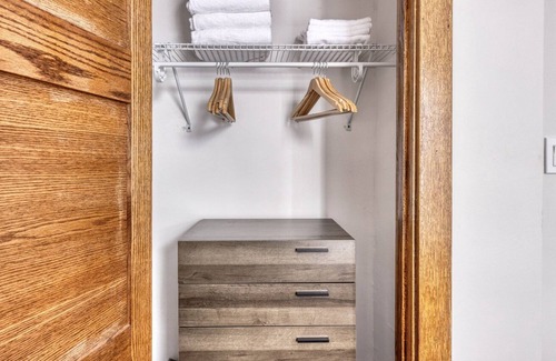 Wrigleyville Apartment | Sleek Lakeview 2BR near Wrigley Field, 1 block to Red Line, by Blueground