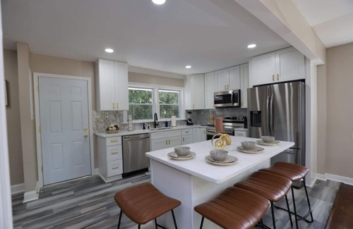 Dumbarton House | Sleek & Luxe Escape: A Haven for Your Staycation!