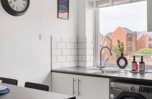 Reading Apartment | Sleek Reading Apartment Near Town Centre - Stylish Stay for Work or Leisure