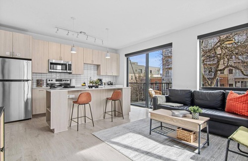 Lowry Hill East Apartment | Sleek & Serene Haven mins to DT w Gym, BBQ Rooftop