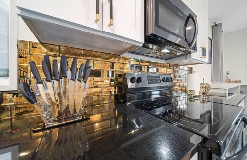 Nashville House | Sleek Sky-Blue 3 Level Townhome Sleeps 11