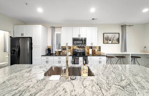 Nashville House | Sleek Sky-Blue 3 Level Townhome Sleeps 11