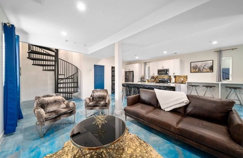 Nashville House | Sleek Sky-Blue 3 Level Townhome Sleeps 11