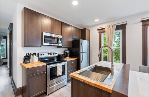 Westside Apartment | Sleek Space: Open & Airy, Close to Key Spots