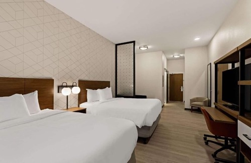 Waco Hotel | Sleek Suite for Guests Seeking Comfort Near Magnolia Market – Few Min