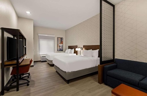 Waco Hotel | Sleek Suite for Guests Seeking Comfort Near Magnolia Market – Few Min