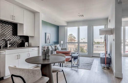 University Heights Apartment | Sleek University Heights 1BR w/Spa & Pool, nr Shops, by Blueground
