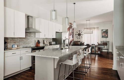 East Hill House | Sleep 10 With Skyline Rooftop Views! 10 min to DT!