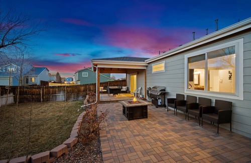 Centennial House | Sleepover in Centennial large backyard near everything. Pets Welcome
