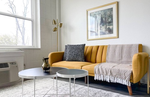 Corryville Apartment | Sleepover: Stunning 1BD/1BA + Gym - Cincinnatin