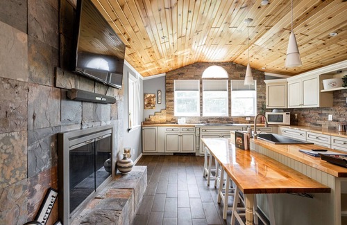 Westfield House | Sleeps 10+/Batting Cage/Theater!