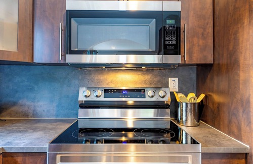 Wynwood Art District House | Sleeps 10 | Private Pool | Jacuzzi | BBQ | Games | Games