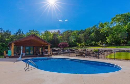 Cassville Condo | Sleeps 10(two 5 person units), Pool, Big M Marina, 15 min to Roaring River