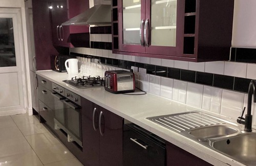 River House | Sleeps 11 -Pets Ok - Private Garden - Free Parking