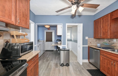 Akron House | Sleeps 12 + BBQ + AC + Outdoor Smoking Allowed