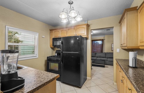 Southwest House | Sleeps 12 - House + Guest Apt - Plenty of parking