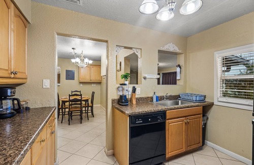 Southwest House | Sleeps 12 - House + Guest Apt - Plenty of parking