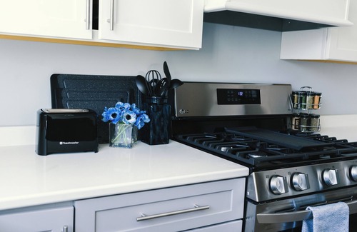 Milwaukee House | Sleeps 13! Great for groups and close to the airport and downtown Milwaukee!
