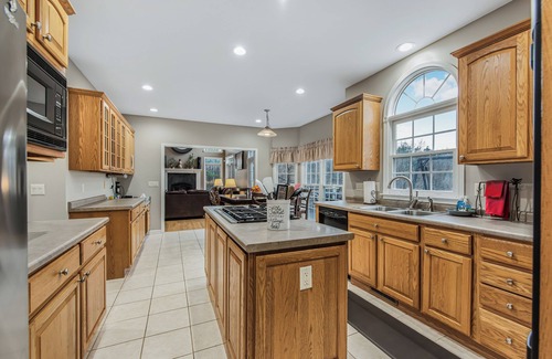 Hendersonville House | Sleeps 15! VIEWS forever, Large Executive Home, Fast Wi-Fi, Hot Tub & Fire Pit