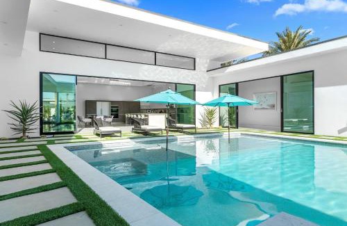 Indio Villa | Sleeps 17 Pool Putting Green Indio Escape Hot Tub Retreat Bravo Villa 6 by AvantStay