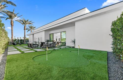 Indio Villa | Sleeps 17 Pool Putting Green Indio Escape Hot Tub Retreat Bravo Villa 6 by AvantStay