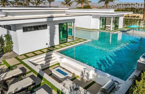 Indio Villa | Sleeps 17 Pool Putting Green Indio Escape Hot Tub Retreat Bravo Villa 6 by AvantStay