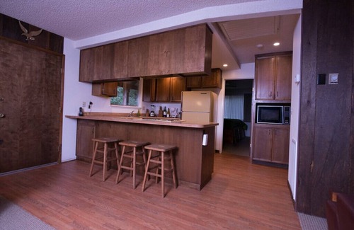 Twain Harte Cabin | sleeps 18, room for the whole family, lake privileges, steps from the lake.