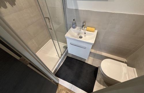 Broad Green Apartment | Sleeps 2 Studio -Central Croydon London -WiFi & Tv