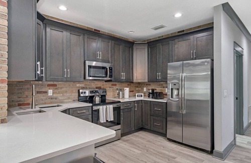 Ybor City House | Sleeps 20! Luxury 6 BDRM Duplex YBOR | USF | HYDE