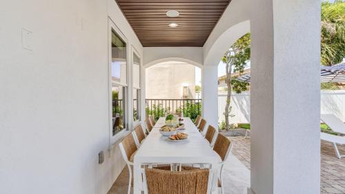 Frangista Beach House | Sleeps 20, Private Pool, Putting Green, Walk to Beach Vitamin Sea by AvantStay