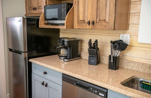 Madeira Beach Apartment | Sleeps 24! Steps to the Beach! Outdoor Pool Entire Resort