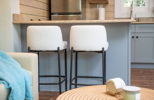 Madeira Beach Apartment | Sleeps 24! Steps to the Beach! Outdoor Pool Entire Resort