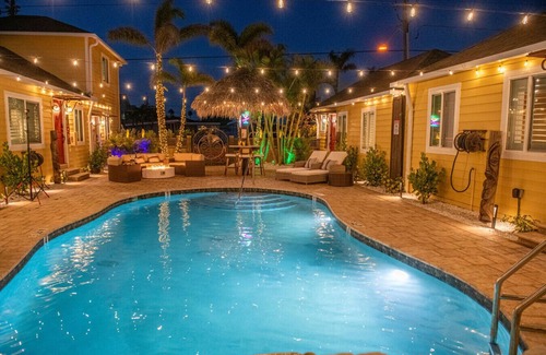 Madeira Beach Apartment | Sleeps 24! Steps to the Beach! Outdoor Pool Entire Resort
