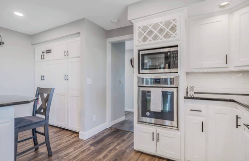 Kaukauna House | Sleeps 30 | 5000+ Sq Ft | Pool & Hot Tub