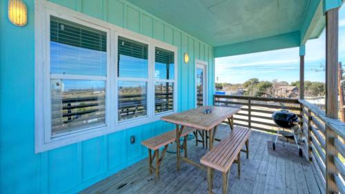 Flour Bluff House | Sleeps 31 2 Homes w Boat Dock Waterfront Pool Laguna Village Getaway