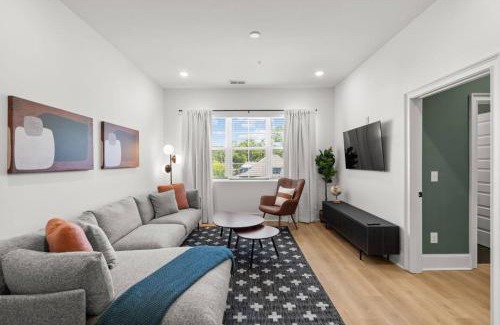 Portsmouth House | Sleeps 32 Only 10 minutes to Broadway 4 Condos Side by Side