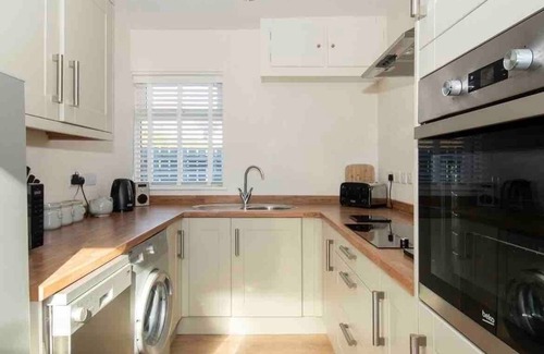 Nafferton House | Sleeps 4|Parking| Fully Equipped |Contractors