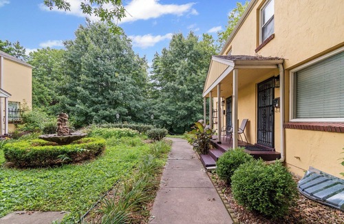 Westport House | Sleeps 5, 3 Queen Beds, Centrally Located, Near Downtown KC & County Club Plaza