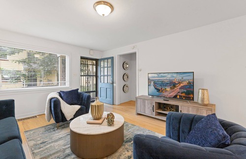 Westport House | Sleeps 5, 3 Queen Beds, Centrally Located, Near Downtown KC & County Club Plaza