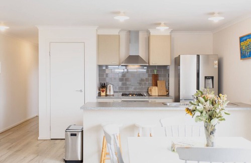 Torquay House | Sleeps 6 - Private Deck - Reading Bungalow