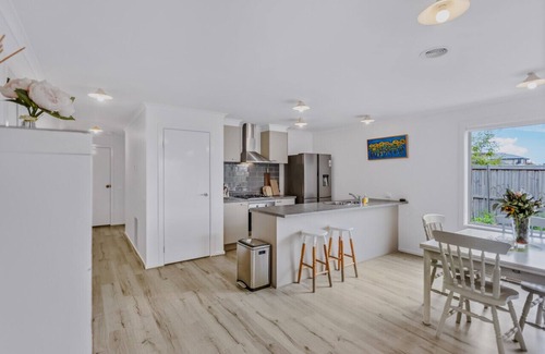 Torquay House | Sleeps 6 - Private Deck - Reading Bungalow
