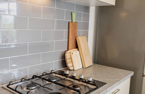 Torquay House | Sleeps 6 - Private Deck - Reading Bungalow