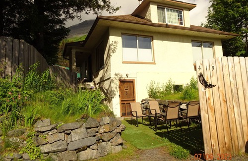 Seward Apartment | Sleeps 6. Suite - historical home