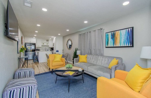 Hitchcock House | Sleeps 8 | 20 Min to Galveston | Gated | Grill