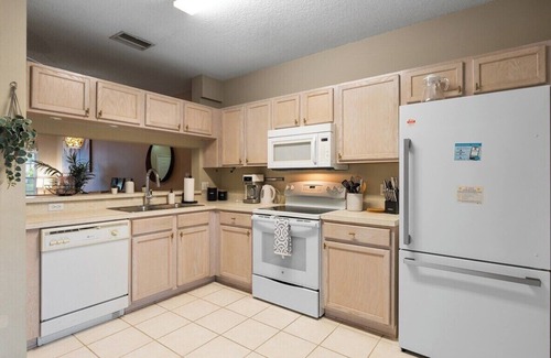 Trailer Estates House | Sleeps 8 2BR King Bed Pool+Tennis+Parking